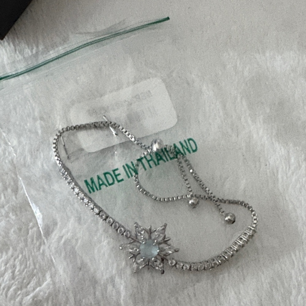 Dazzling Silver Necklace with Starburst Pendant